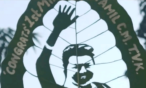 3 செ.மீ அரச இலையில் விஜய்யின் முகத்தை செதுக்கி வாழ்த்து தெரிவித்த பீகார் கலைஞர்