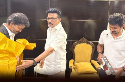 ’காலத்தின் நிறம் கருப்பு சிவப்பு’விஜய்க்கு புத்தகத்தை பரிசாக அளித்த உதயநிதி ஸ்டாலின்  
