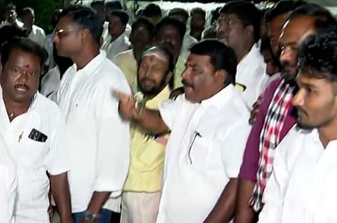 எடப்பாடி பழனிசாமிக்கு ஆதரவாக வீட்டு முன்பாக குவியும் ஆதரவாளர்கள்