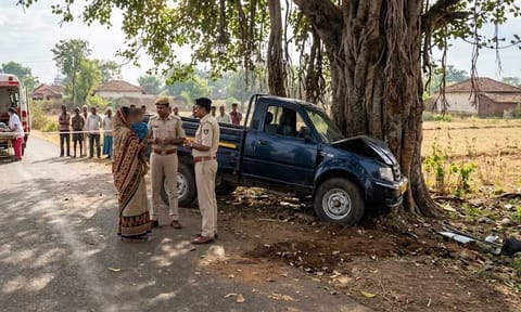 கட்டுப்பாட்டை இழந்து மரத்தில் மோதிய வாகனம்: தந்தை-மகன் உள்பட 3 பேர் உயிரிழப்பு