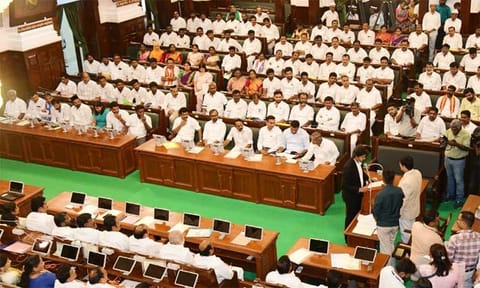 சட்டசபை கூட்டம்: 1967-ம் ஆண்டுக்குப் பின்னர் ஆளும் கட்சி வரிசையில் காங்கிரஸ்