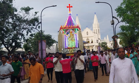 சிறிய தேர் பவனி