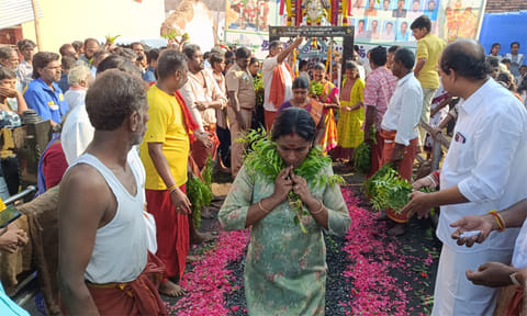 தீமிதித்த பக்தர்