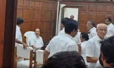 சட்டமன்ற குழு தலைவர், கொறடா நியமன விவகாரம்: சபாநாயகரிடம் முறையிட்ட அதிமுகவின் இரு பிரிவினர்