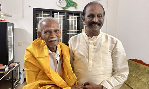தனது பள்ளித் தமிழாசிரியரை சந்தித்தது குறித்து கவிஞர் வைரமுத்து பதிவு