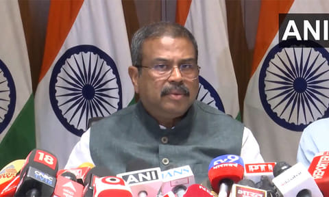 அடுத்த ஆண்டு முதல் ஆன்லைனில்  நீட் தேர்வு - மத்திய மந்திரி தர்மேந்திர பிரதான்