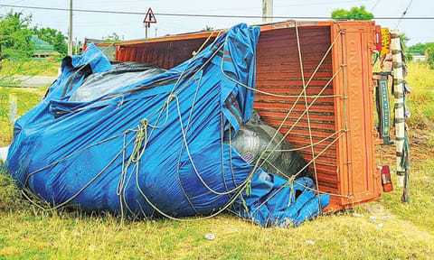 நெல்லையில் இருந்து கேரளாவுக்கு ரேஷன் அரிசி கடத்திய லாரி கவிழ்ந்து விபத்து!