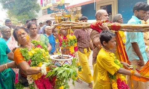 அக்னி சட்டி, கரும்பு தொட்டில் சுமந்து வந்த பக்தர்கள்