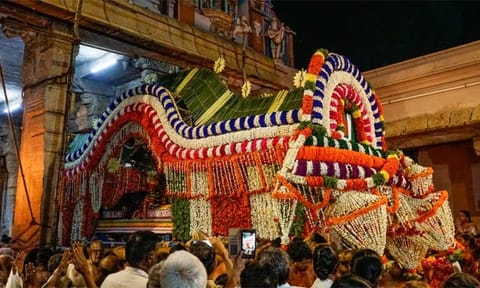 ஆளும் பல்லக்கில் ஸ்ரீநம்பெருமாள் வீதியுலா