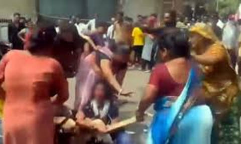 முன் விரோதம்: பெண்ணை நிர்வாணப்படுத்தி ஊர்வலம் - 3 பேர் கைது