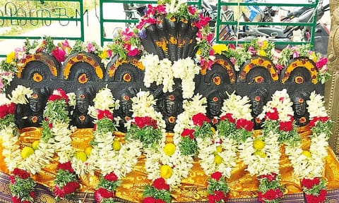 சிறப்பு அலங்காரத்தில் கன்னிமார்