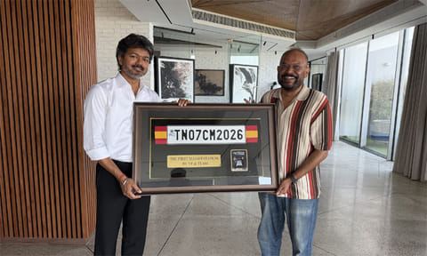 முதல்-அமைச்சர் விஜய்க்கு நம்பர் பிளேட்டை பரிசளித்த இயக்குநர் வெங்கட் பிரபு!