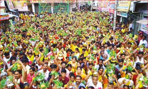 பால்குடம் எடுத்து வந்த பக்தர்கள்