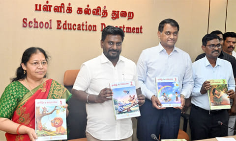 புதிய பாடத்திட்டத்தில் உருவான 9 பாடப் புத்தகங்கள் - அமைச்சர் ராஜ் மோகன் வெளியிட்டார்