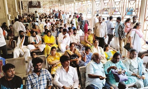 அருணாசலேஸ்வரர் கோவிலில் சாமி தரிசனம் செய்வதற்காக காத்திருப்பு கூடத்தில் காத்திருந்த பக்தர்கள்