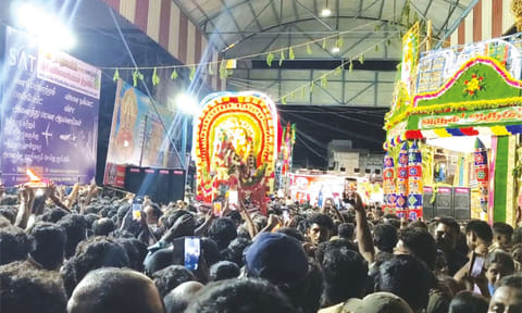 குதிரை வாகனத்தில் அம்மன் வீதி உலா வரும் வேடபரி நிகழ்ச்சி 