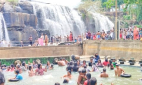 குமரியில் மழை நீடிப்பு: திற்பரப்பு அருவியில் குவிந்த சுற்றுலா பயணிகள்