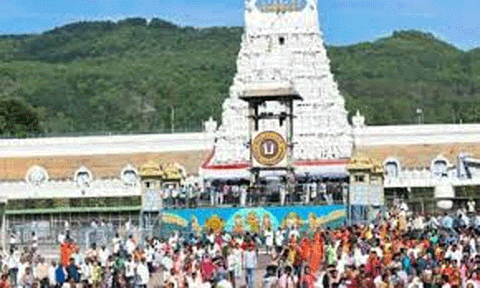 திருப்பதி ஏழுமலையான் கோவிலில்  சாமி தரிசனத்திற்கு 30 மணி நேரம் காத்திருந்த பக்தர்கள்
