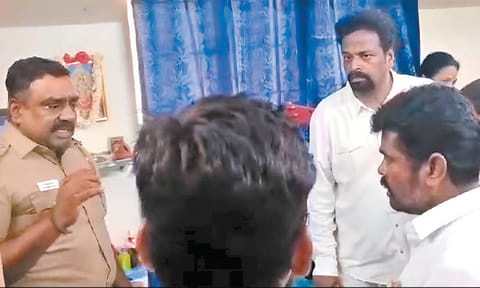 ‘பொதுமக்களை அடிக்கும் உரிமையை யார் கொடுத்தது?’ - இன்ஸ்பெக்டருடன் த.வெ.க. எம்.எல்.ஏ. வாக்குவாதம் 