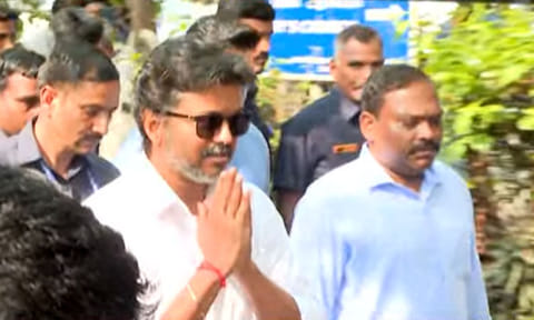 பேட்டரி காரில் கோட்டையை சுற்றி பார்த்த முதல்-அமைச்சர் விஜய்