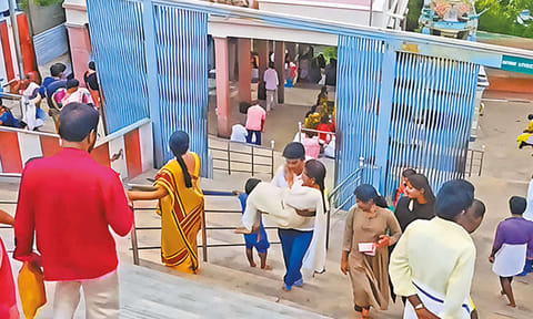 பழனி கோவில் படிப்பாதையில் மனைவியை தூக்கிச் சென்று ‘ரீல்ஸ்’.. வாலிபர் செயலால் பக்தர்கள் அதிர்ச்சி