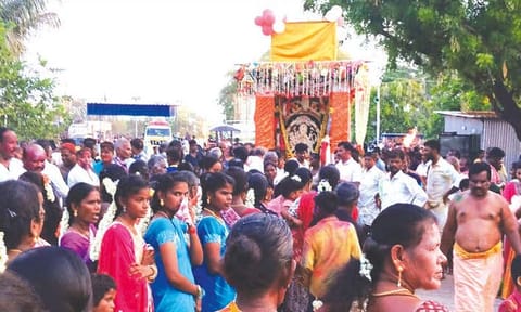பூந்தேரில் அம்மன் வீதியுலா