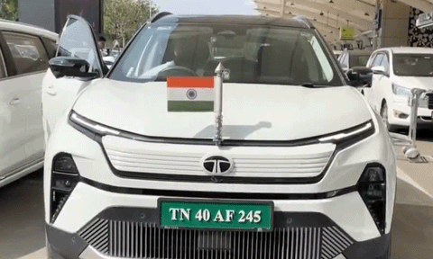 எரிபொருள் சிக்கனம்: மின்சார வாகனத்தில் திருமுருகன்பூண்டி விழாவுக்கு சென்ற எல் முருகன்
