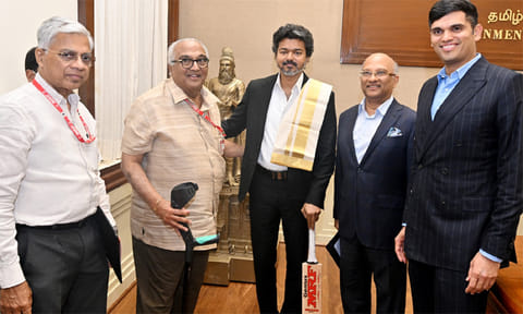 முதல்-அமைச்சர் விஜய்யை சந்தித்து கிரிக்கெட் பேட் பரிசளித்த எம்.ஆர்.எப். தலைவர்
