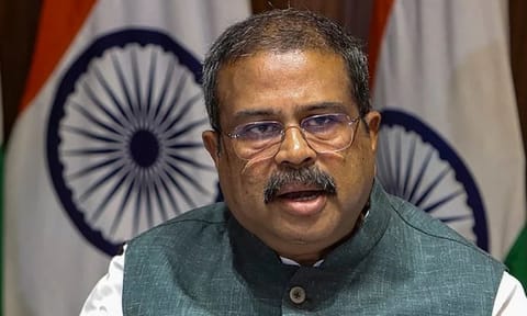 நீட் மறு தேர்வு: 100 சதவீதம் தவறு இன்றி நடைபெறும்:  மத்திய மந்திரி உறுதி