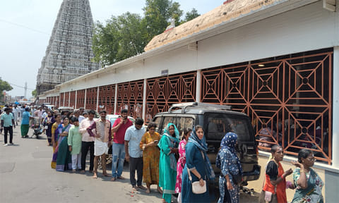 தரிசனம் செய்வதற்காக வரிசையில் நின்ற பக்தர்கள்