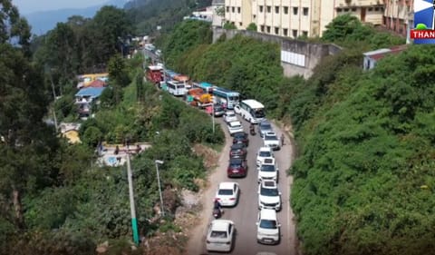 கொடைக்கானலில் கடும் போக்குவரத்து நெரிசல்: சுற்றுலா பயணிகள் தவிப்பு