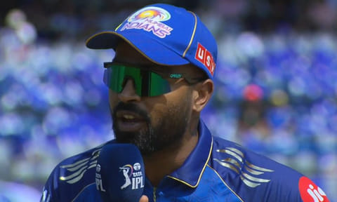 ராஜஸ்தானுக்கு எதிராக மும்பை  பந்துவீச்சு தேர்வு 
