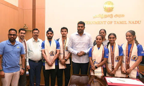 உலகக்கோப்பை வென்ற தமிழக ஸ்குவாஷ் வீரர்களுக்கு அமைச்சர் ஆதவ் அர்ஜுனா பாராட்டு!