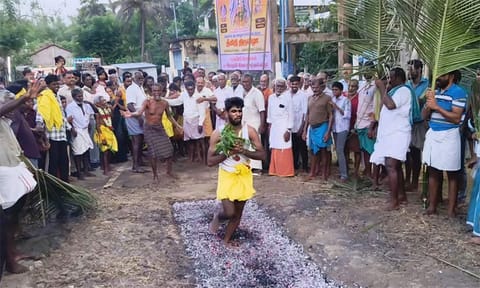 நாகை: நெடுஞ்சேரி கஸ்தூரி மாரியம்மன் கோவிலில் தீமிதி திருவிழா