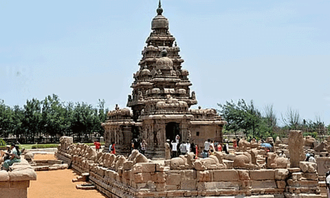 கோடை விடுமுறையை முன்னிட்டு மாமல்லபுரத்தில் குவிந்த சுற்றுலா பயணிகள்