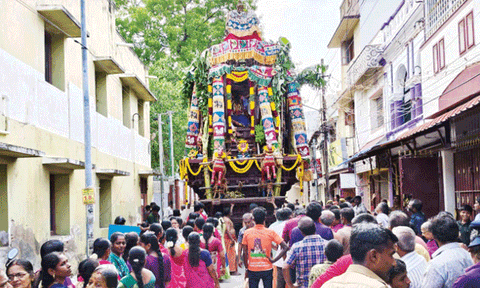 நெல்லை சந்திப்பு கைலாசநாதர்  கோவில் தேரோட்டம்;
திரளான பக்தர்கள் வடம் பிடித்து இழுத்தனர்