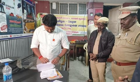 தென்காசி புளியரை சோதனை சாவடியில்  கனிமவளத்துறை அமைச்சர்  பிரபு  திடீர் ஆய்வு