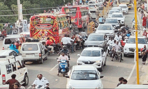 ஏற்காட்டில் மலர் கண்காட்சியை காண குவிந்த சுற்றுலா பயணிகள்: கடும் போக்குவரத்து நெரிசல்
