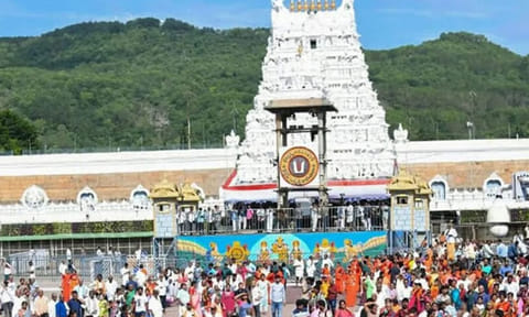 திருப்பதி ஏழுமலையான் கோவிலில் 24 மணிநேரம் காத்திருந்து பக்தர்கள் சாமி தரிசனம்