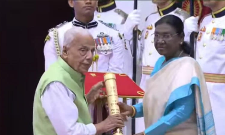 தமிழக முன்னாள் அமைச்சர் டாக்டர் ஹண்டேவுக்கு பத்ம ஸ்ரீ விருது: ஜனாதிபதி திரவுபதி முர்மு வழங்கினார்