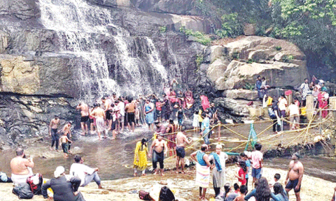கோடை விடுமுறையையொட்டி சின்னச்சுருளி அருவியில் குவிந்த சுற்றுலா பயணிகள்