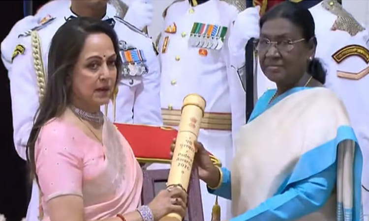 தர்மேந்திராவின் “பத்ம விபூஷண்” விருதை பெற்றுக்கொண்ட ஹேம மாலினி