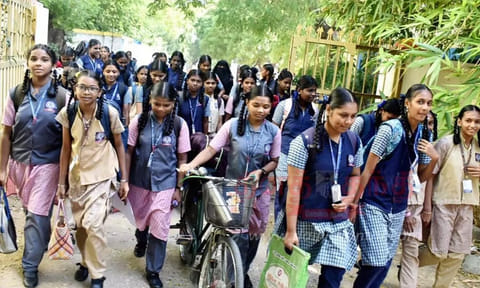 தமிழ்நாட்டில் பள்ளிகள் திறப்பு தள்ளிப்போக வாய்ப்பு - வானிலை மையம் கொடுத்த அப்டேட் 