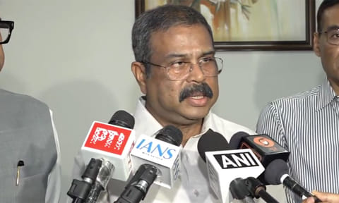 சி.பி.எஸ்.இ. தேர்வு குளறுபடி புகார்; ‘அசவுகரியத்திற்கு நானே பொறுப்பேற்கிறேன்’ - மத்திய கல்வி மந்திரி