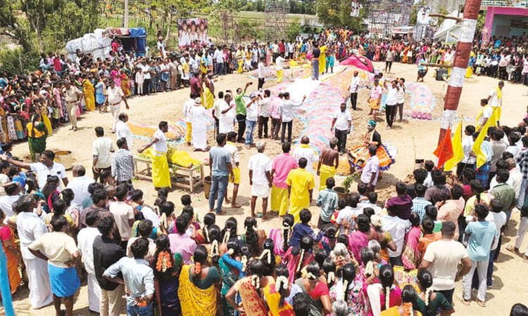 வந்தவாசி அருகே துரியோதனன் படுகளம் நிகழ்ச்சி: பக்தர்கள் துடைப்பத்தால் அடிவாங்கினர்