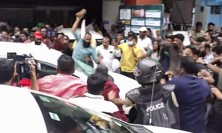  கேரளம்; அமலாக்கத்துறை அதிகாரிகள் மீது தாக்குதல் நடத்தியதாக 8 பேர் கைது