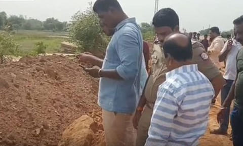 வடலூர் அருகே முகம் சிதைந்த நிலையில் இளம்பெண் சடலமாகக் கண்டெடுப்பு
