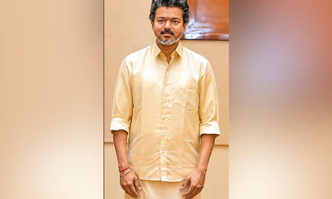 தலைமைச் செயலகத்திற்கு பட்டு வேட்டி, சட்டையில் வந்த முதல்-அமைச்சர் விஜய்