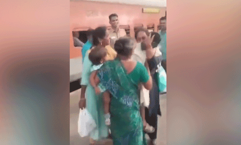 சென்னையில் கூட்ட நெரிசலில் தவறிப்போன சிறுமி மீட்பு: ரெயில்வே போலீசாருக்கு பயணிகள் பாராட்டு