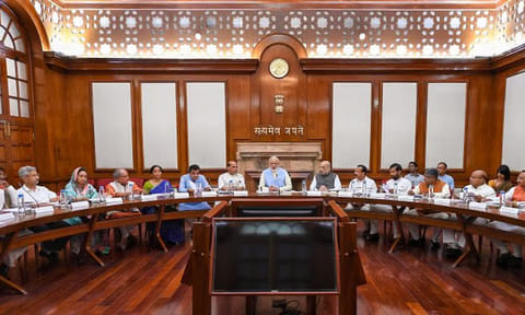 மத்திய மந்திரி சபையில் மாற்றம்? - கூட்டணி கட்சிகளுக்கு கூடுதல் வாய்ப்பு 

